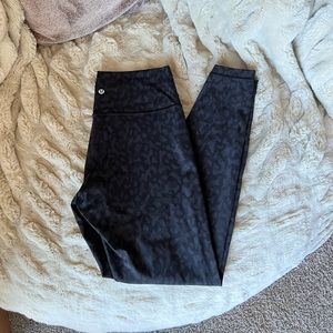 Lululemon wunder under high rise black camo tight 28